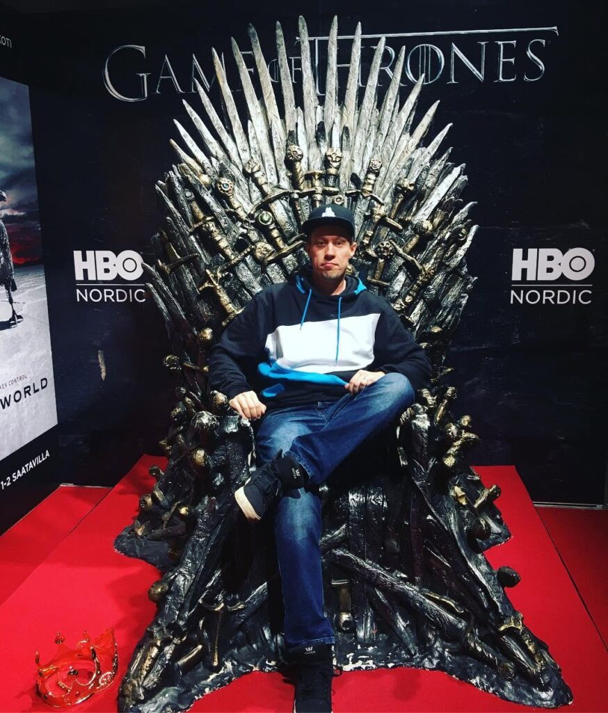 Ville istumassa Game of Thrones -rautavaltaistuimella